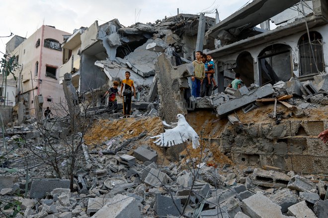 Miru, ki bi bil vsaj za silo trajen, brez analize še ni bilo. FOTO: Ibrahim Abu Mustafa/Reuters