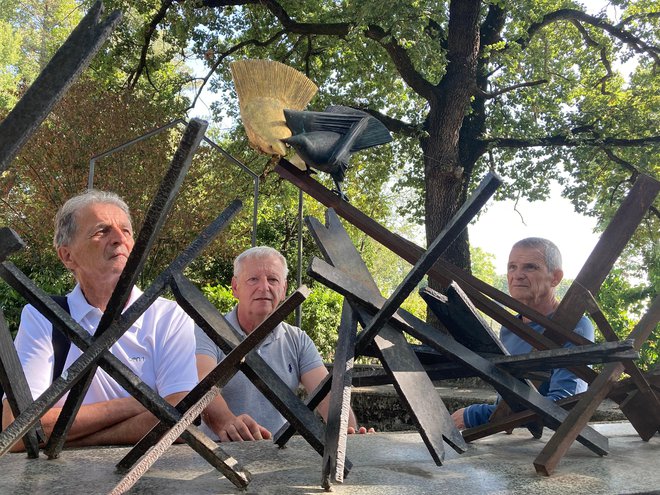 Jani Alič, Marko Kožuh in Janez Maršič ob spomeniku v taborišču Renicci, kjer je vsako leto spominska slovesnost. FOTO: Simona Fajfar/Delo