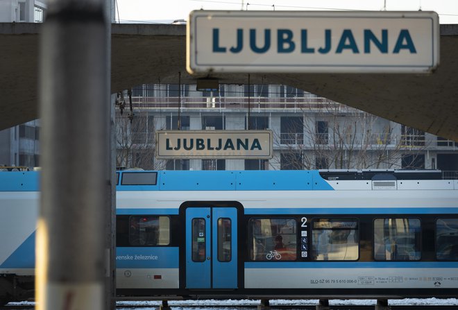 »Udobnost vlaka znamke Stadler je dokaj dobra. Pri odpiranju oziroma zapiranju pa se sliši glasen zvok po vsem vagonu. Vrata se tudi večkrat zaskočijo. Le kdo na Slovenskih železnicah (SŽ) je opravil kakovostni prevzem takšnih vlakov!« FOTO Jože Suhadolnik/Delo