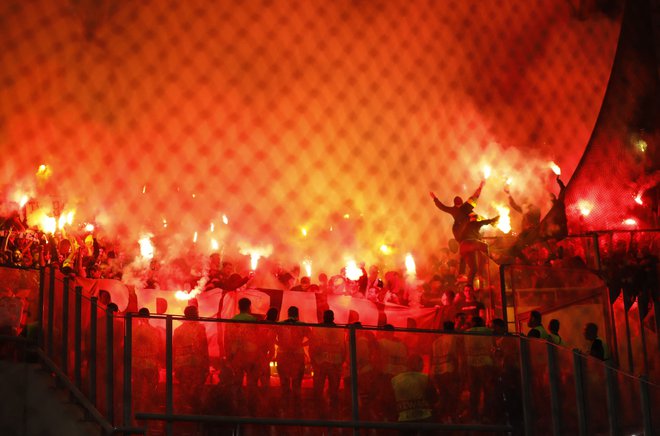 Grški nogometni štadioni so ob derbijih včasih bolj kot nogometnemu prizorišču podobni festivalu pirotehnike. Foto Costas Baltas/Reuters