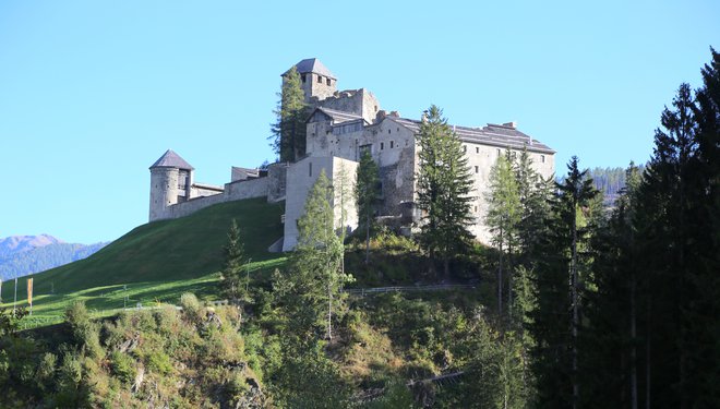 Mogočni grad Heinfels ob Dravi na jugozahodu Vzhodne Tirolske počasi obnavljajo.  FOTO: Milan Ilić