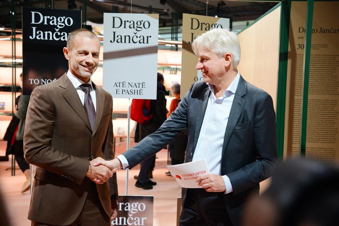 Aleksander Čeferin in Juergen Boos sta poskrbela za živahen pogovor v povsem zapolnjeni dvorani slovenskega paviljona na frankfurtskem sejmišču. FOTO: Sabine Felber