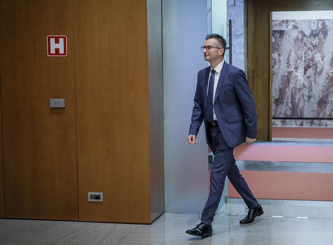 Minister za obrambo Marjan Šarec kljub pomislekom vztraja, da bo serija v Slovensko vojsko privabila nov kader. O podrobnosti (še) ne želi govoriti. FOTO: Jože Suhadolnik/Delo