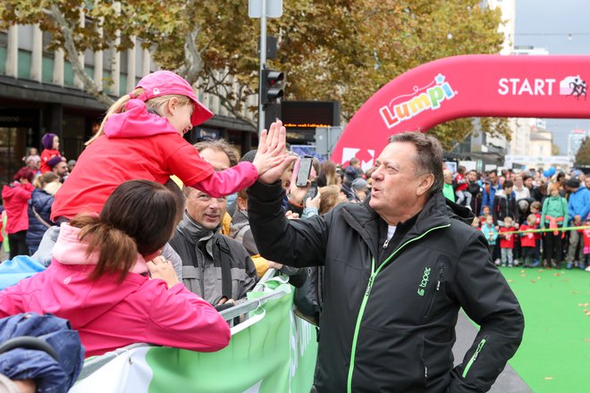 Zoran Janković med enim od preteklih ljubljanskih maratonov, ko si je ogledal tek najmlajših, imenovan Lumpi tek. FOTO: Marko Feist