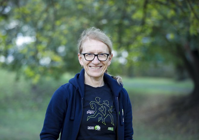 Barbara Železnik kot vodja projekta bedi nad Ljubljanskim maratonom. FOTO: Jože Suhadolnik/Delo