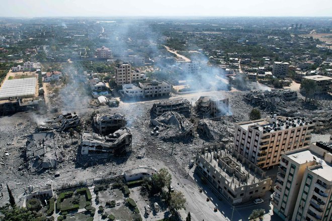 Izrael nadaljuje z uničevanjem celotnih sosek v Gazi. FOTO: Belal Alsabbagh/AFP