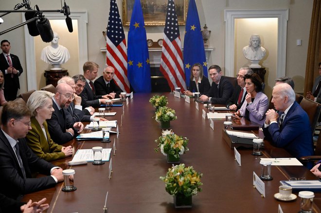 Predsednica evropske komisije Ursula von der Leyen, predsednik evropskega sveta Charles Michel in ameriški predsednik Joe Biden med vrhom EU – ZDA v Beli hiši FOTO: Olivier Douliery/AFP