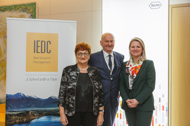 Ambicija inštituta BILDAI je povezati vse deležnike, ki delujejo na področju umetne inteligence, poudarjajo predstavniki soustanoviteljev: Danica Purg in Stjepan Orešković, IEDC Bled ter Eva McLellan, direktorica Roche Slovenija. FOTO: Boris Pretnar