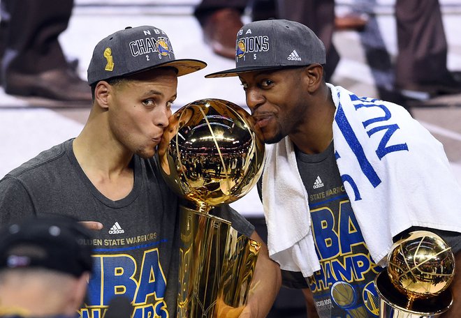 CLEVELAND, OH - JUNE 16: Stephen Curry #30 and Andre Iguodala #9 of the Golden State Warriors celebrate with the Larry O'Brien NBA Championship Trophy after defeating the Cleveland Cavaliers in Game Six of the 2015 NBA Finals at Quicken Loans Arena on June 16, 2015 in Cleveland, Ohio. NOTE TO USER: User expressly acknowledges and agrees that, by downloading and or using this photograph, user is consenting to the terms and conditions of Getty Images License Agreement. Jason Miller/Getty Images/AFP
== FOR NEWSPAPERS, INTERNET, TELCOS &amp; TELEVISION USE ONLY == [avtor:Miller Jason] Foto Jason Miller Afp - International News Agency