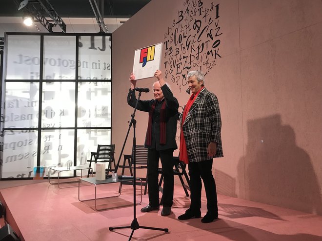 Nagrado Fabjana Hafnerja je podelila predsednica Goethejevega inštituta Carola Lentz. FOTO: Pia Prezelj