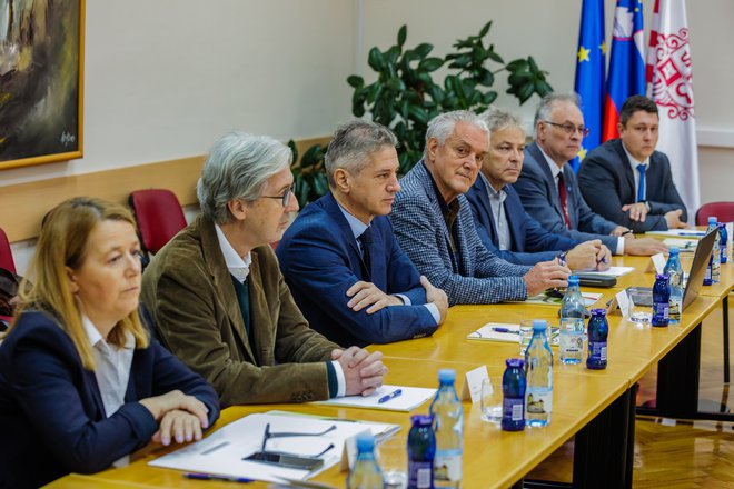 Vlada je danes obiskala Savinjsko regijo. Premier Robert Golob je s širšo ekipo najprej obiskal Braslovče in si ogledal lokacijo v Rakovljah, kamor bi lahko selili prebivalce Letuša. FOTO: Črt Piksi