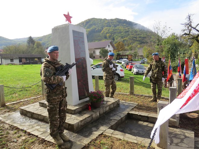 Padlim domoljubom so se pred spomenikom na Oštrcu poklonili tudi pripadniki slovenske vojske. FOTO: Bojan Rajšek/Delo