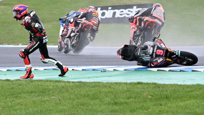 Številnim je ponagajal možan dež, takole je zapustil dirko razreda moto2 tudi Italijan Mattia Casadei. FOTO: Paul Crock/AFP