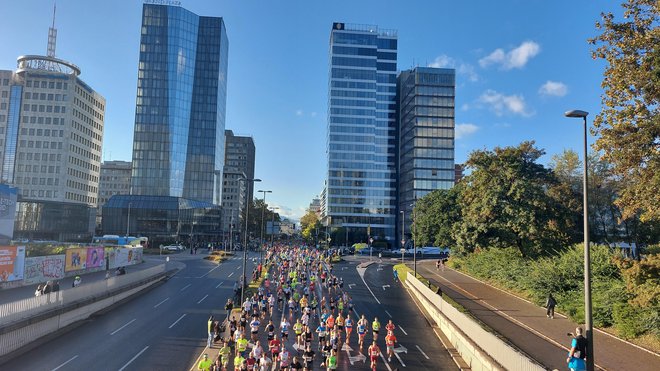 Teka na 21 in 42 kilometrov sta se začela ob 9. uri. FOTO: Blaž Samec/Delo