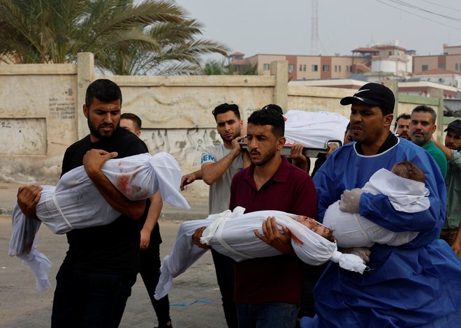 Ministrstvo za zdravstvo v Gazi, ki ga vodi Hamas, je sporočilo, da je bilo v izraelskih napadih doslej ubitih 4741 Palestincev, 15.898 pa ranjenih. FOTO: Mohamed Salem/Reuters