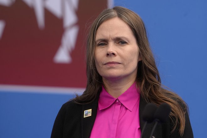 Predsednica vlade Katrín Jakobsdóttir je ob napovedi udeležbe dejala, da bo kabinet predsednice vlade za en dan prenehal delovati. FOTO: Ints Kalnins/Reuters