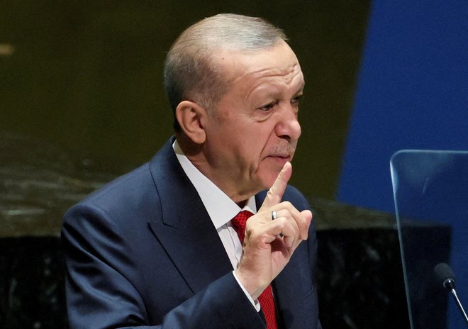 Recep Tayyip Erdogan danes protokol podpisal in ga poslal parlamentu. FOTO: Brendan Mcdermid/Reuters