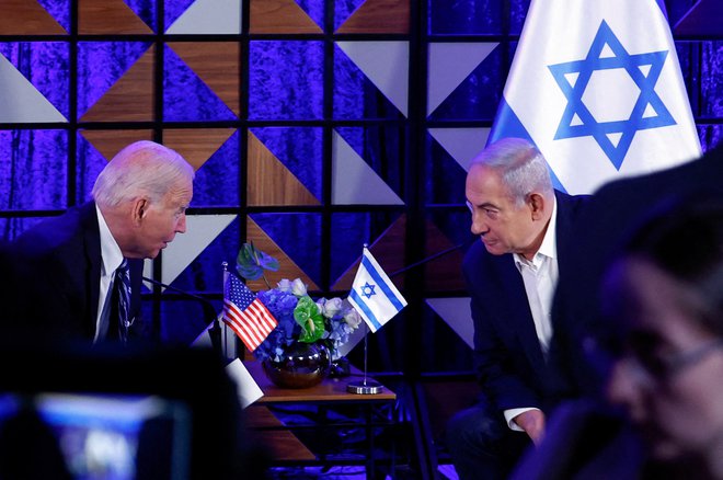 Ameriški predsednik Joe Biden in izraelski premier Benjamin Netanjahu med srečanjem v Tel Avivu minuli teden. FOTO: Evelyn Hockstein/Reuters