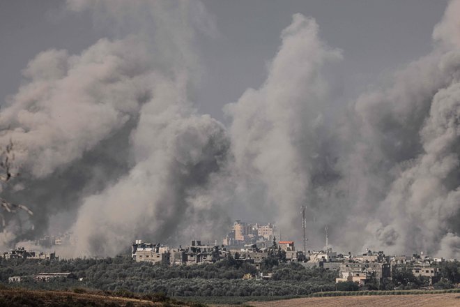 V Izraelskih napadih je umrlo že več kot 5000 prebivalcev Gaze. FOTO: Jack Guez/AFP