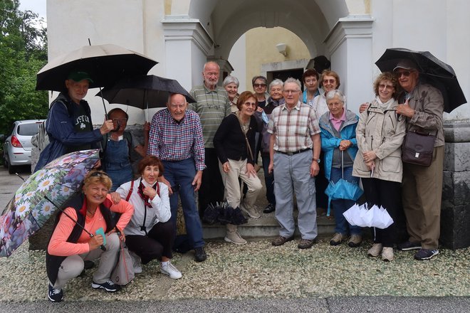 V Društvu klasikov ugotavljajo, da jim je klasična izobrazba odprla najboljše poti v življenju. Fotografija je z izleta v deželo Petra Pavla Glavarja (1721–1784), v Tunjice in Komendo, junija 2022. FOTO: Franjo Merše/arhiv Društva klasikov