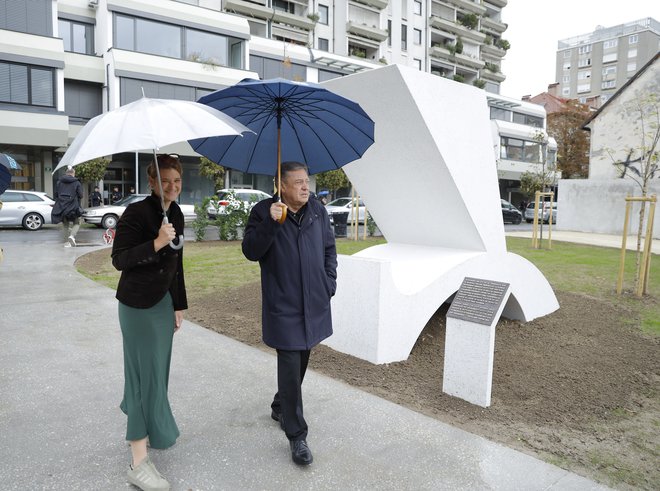 Park izbrisanih in spomenik so odkrili v prisotnosti predstavnikov izbrisanih, spregovoril je tudi župan Mestne občine Ljubljana Zoran Janković. Ob njem na fotografiji direktorica Centra Rog Renata Zamida. FOTO: Jože Suhadolnik/Delo