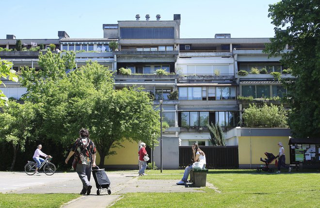 V Kosezah je MOL pred kratkim uvedel režim popolne prometne zapore na površinah za pešce. FOTO: Leon Vidic/Delo