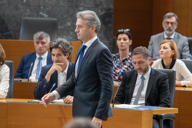 Predsednik vlade dr. Robert Golob in minister za finance in javno upravo Klemen Boštjančič sta se danes sestala s predstavniki Združenja mestnih občin Slovenije. FOTO: Voranc Vogel/Delo