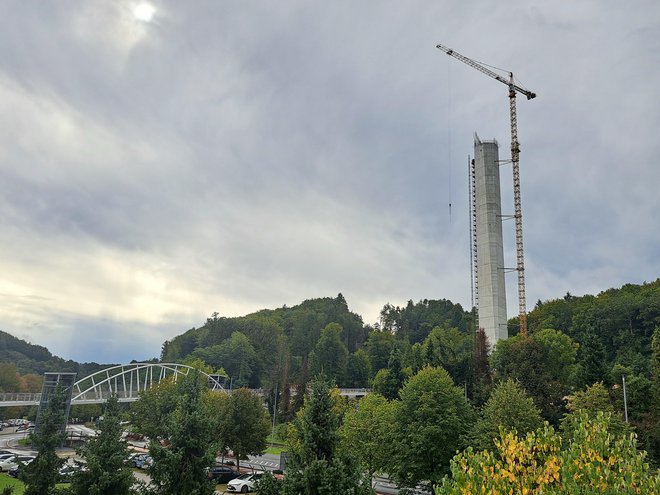 Stolp vztrajno raste, tako visok je bil sredi septembra. Zdaj že gradijo prvo ploščo, na kateri bo kavarna. FOTO: Špela Kuralt/Delo