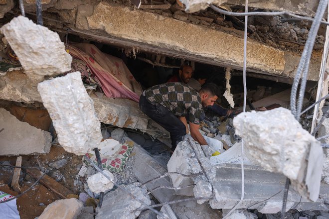 Bombe, rakete in topniški izstrelki padajo po celotni Gazi, ne le po severnem delu, ki ga namerava izraelska vojska v celoti zasesti in s tem močno zmanjšati palestinsko enklavo. FOTO: Mohammed Abed/AFP