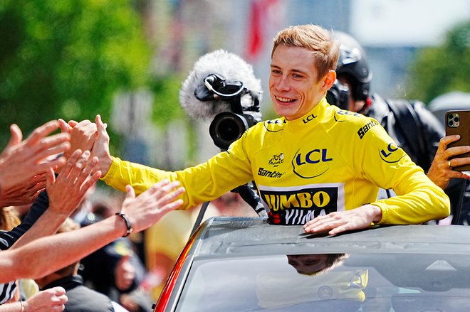 Jonas Vingegaard je po drugi zaporedni zmagi na Touru prvič osvojil zlato kolo. FOTO: Ritzau Scanpix/Reuters