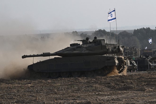 V izraelskih napadih umirajo tisoči otrok in civilistov. FOTO: Aris Messinis/AFP