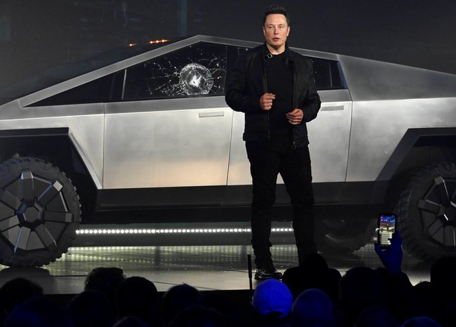 Proizvajalec avtomobilov Tesla je leta 2010 izvedel prvo javno ponudbo delnic v vrednosti 17 dolarjev za delnico, zdaj se z njo trguje pri več kot 260 ameriških dolarjih. FOTO: Robert Hanashiro/Reuters