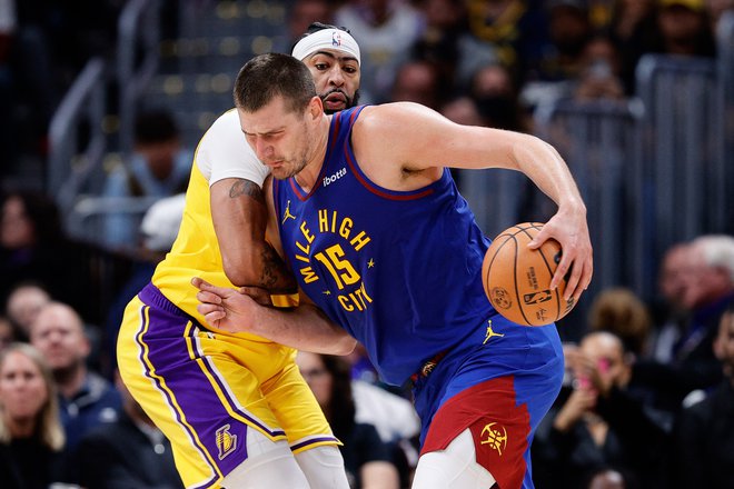 Jokić je po uvodni slovesnosti s praporom in prstani v dvorani Ball Arena k zmagi prispeval 29 točk, 13 skokov in 11 podaj. FOTO: Isaiah J. Downing/USA Today Sports, Reuters