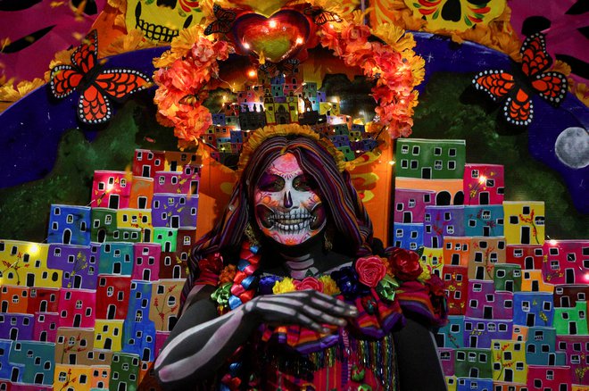 Portret udeleženke, oblečene v priljubljeno mehiško figuro Catrina na paradi v okviru praznovanja dneva mrtvih v Mexico Cityju. Foto: Luis Cortes/Reuters