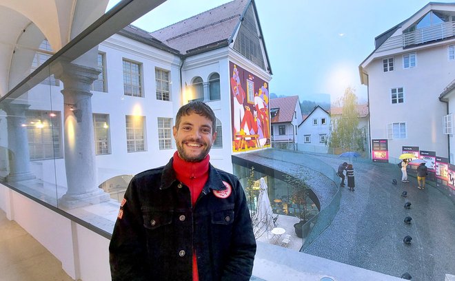 Krashkid je prepoznaven nemški ulični umetnik in avtor novega murala v Ljubljani. FOTO: Blaž Samec/Delo