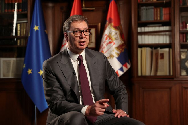 Srbski predsednik Aleksandar Vučić je pred televizijskimi kamerami kot doma. Da so mu mediji blizu, je pokazal že kot minister za informiranje v času vladavine Slobodana Miloševića. FOTO: Zorana Jevtic/Reuters