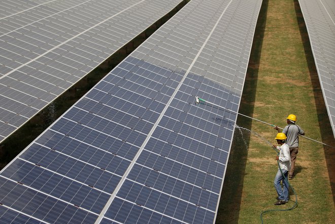 V dobrem desetletju bodo sončne elektrarne postala največji vir proizvodnje elektrike, napoveduje mednarodna agencija za energijo. FOTO: Amit Dave/Reuters