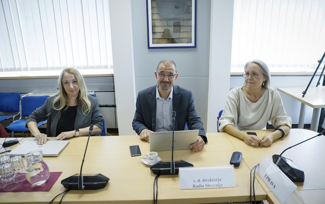 Novi direktorji na RTV Slovenija (od leve proti desni): Kaja Jakopič, Mirko Štular in Ksenija Horvat. FOTO: Jože Suhadolnik/Delo