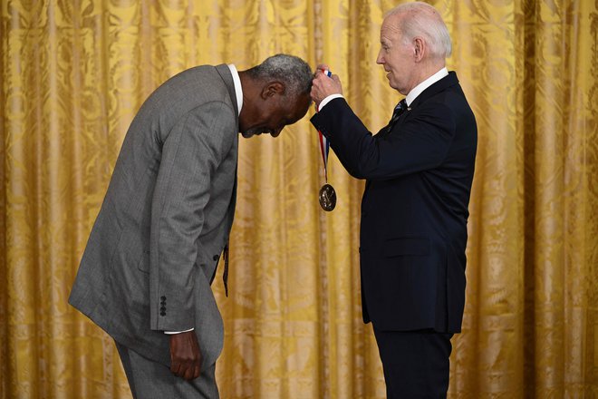 Biden mu je medaljo podelil za »izjemni prispevek k znanosti o rastlinski genetiki«. FOTO: Brendan Smialowski/AFP