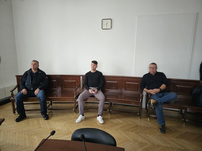 S sodišča z oprostilno sodbo (z leve): Zdenko Žinkovič, Bojan
Jagodic Oven in Gregor Krašnja. FOTO:  Aleksander Brudar