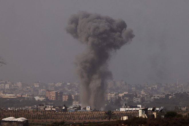 V napadih na Gazo je bilo ubitih več kot sedem tisoč Palestincev in 50 talcev. FOTO: Jack Guez/AFP