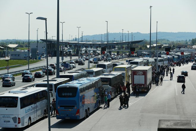 Prizori gneče na mednarodnem mejnem prehodu Obrežje bodo po ponovni uvedbi mejnih nadzorov spet postali stalnica, velike zaloge potrpljenja pa bodo spet obvezna dodatna oprema vsakega voznika. FOTO: Uroš Hočevar