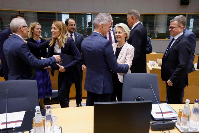 Slovenski premier Robert Golob (na fotografiji s predsednico evropske komisije Ursulo von der Leyen) je pred začetkom vrha EU govoril tudi o vprašanju nadzora na mejah. FOTO: Ludovic Marin/AFP