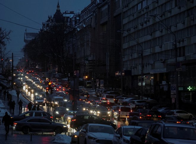 Prejšnjo zimo si je veliko Ukrajincev zapomnilo tudi po električnih mrkih. FOTO: REUTERS/Gleb Garanich