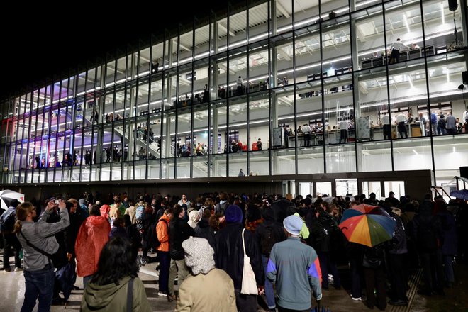 Odprtje Centra Rog je bilo precej kaotično, saj so pred njim protestirali rogovci, ki so tam imeli skupščino neuporabnikov Roga. FOTO: Črt Piksi/Delo