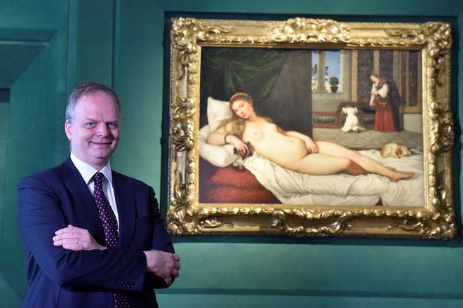 Dr. Eike Schmidt pred Tizianovo Urbinsko Venero, še eno od svetovno znanih umetnin, ki jih hrani Galerija Uffizi. FOTO: Opera Laboratori Fiorentini/Reuters