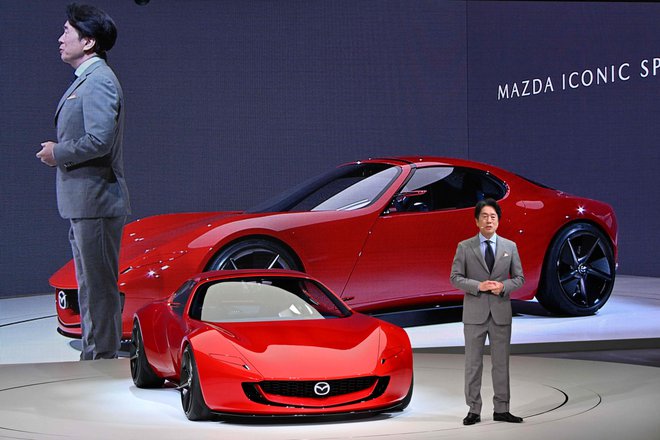 Prvi mož Mazde Masahiro Moro predstavlja študijo mazda iconic SP. Bo to nekoč elektrificirana mazda MX-5?

FOTO: Kazuhiro Nogi/AFP