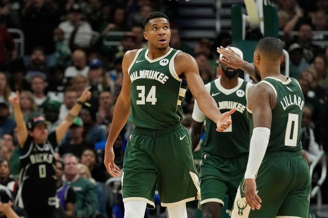 Giannis Antetokounmpo je v Damianu Lillardu (desno) dobil imenitnega partnerja v bitki za šampionski prstan. FOTO: Patrick Mcdermott Getty Images Via AFP