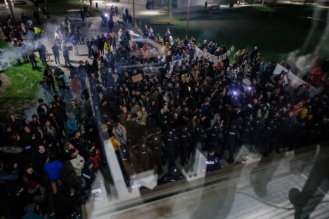 Protestniki so vzklikali gesla proti Centru Rog, ki so ga pografitirali, ter proti ljubljanskemu županu Zoranu Jankoviću. FOTO: Črt Piksi/Delo