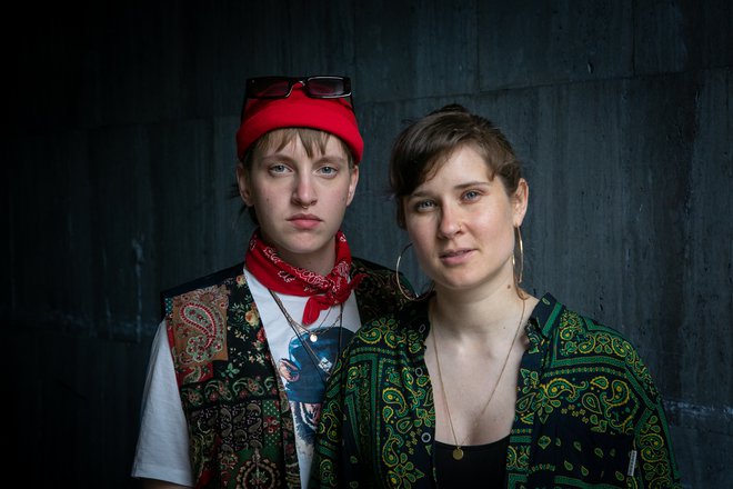 Uspešen duet freekind. sestavljata Sara Ester Gredelj in Nina Korošak Serčič. FOTO: Voranc Vogel/Delo